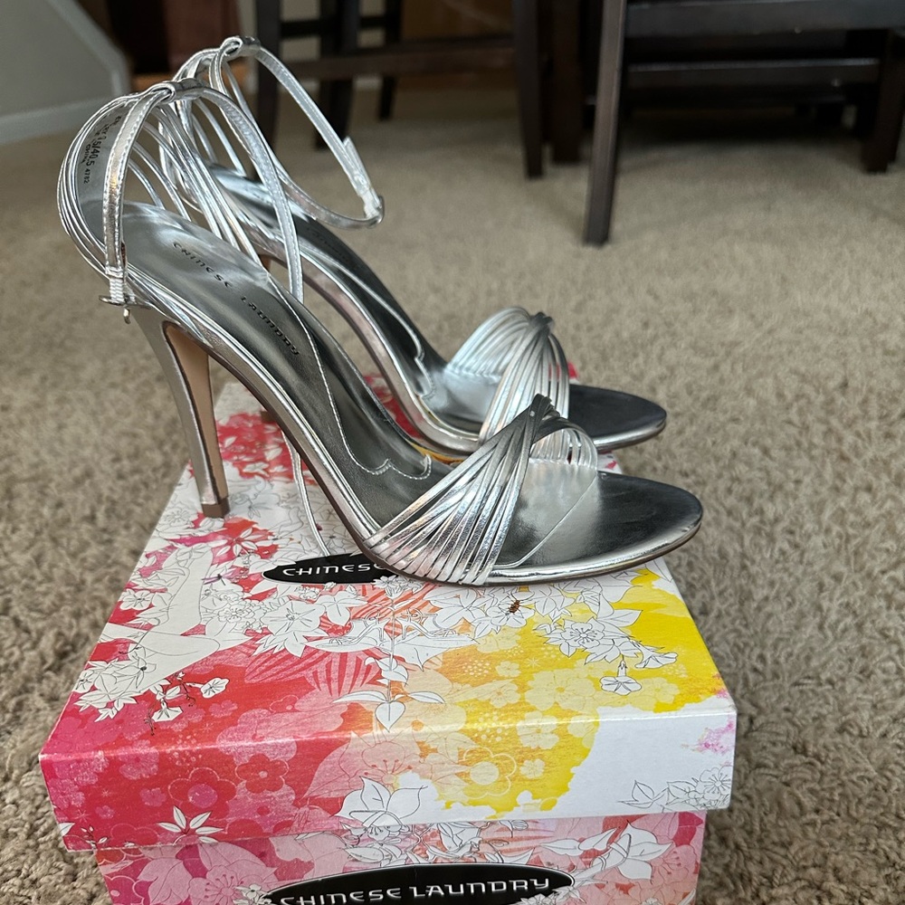 Chinese Laundry Silver 9.5 NEW